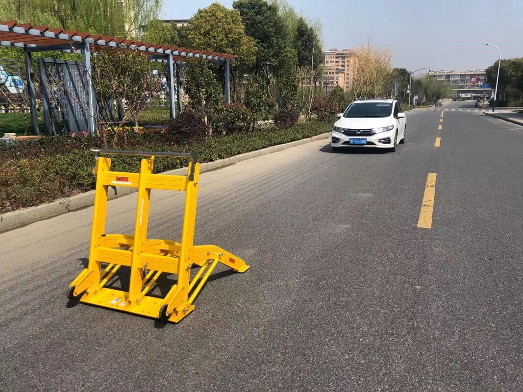 Barrera de seguridad de vehículo plegable de 25 kg de peso ligero con ruedas para una distancia de frenado de 8,7 m a 60 km/h