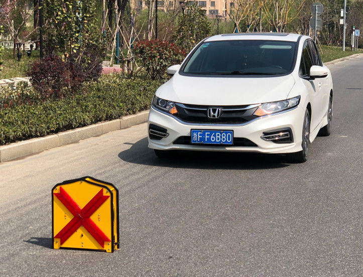 Tablero de flecha LED impermeable con tira de luz retráctil de 3500 mm y construcción de aleación de aluminio A5052