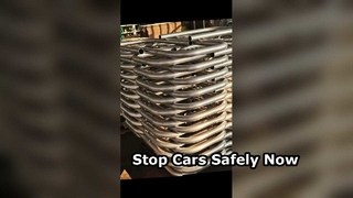 Barrera móvil para vehículos que detiene los automóviles de forma segura